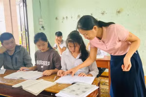 Giờ ôn tập trước Kỳ thi tốt nghiệp THPT 2023 của cô và trò Trường THPT Việt Lâm (huyện Vị Xuyên, tỉnh Hà Giang). Ảnh: ITN