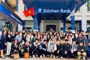 Sinh viên Khoa Ngân hàng đi tham quan thực tế tại Ngân hàng Shinhanbank. Ảnh: NTCC
