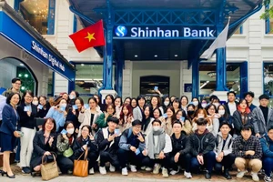 Sinh viên Khoa Ngân hàng đi tham quan thực tế tại Ngân hàng Shinhanbank. Ảnh: NTCC