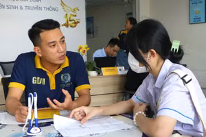 Thí sinh tìm hiểu thông tin ngành nghề mới và đăng ký xét tuyển vào Trường ĐH Gia Định.