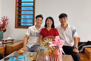 Mỗi năm đến ngày 20/11, nhiều thế hệ học sinh vẫn trở về thăm cô giáo Minh Hương, trong đó có những học sinh “đặc biệt”.