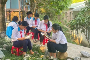 Học sinh Trường Phổ thông Dân tộc Bán trú Tiểu học – THCS Trà Nam (Nam Trà My, Quảng Nam) đọc sách tại thư viện xanh.