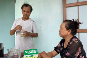 Bà Tiến và ông Hùng bên sản phẩm trà gừng hòa tan. Loại sản phẩm đạt OCOP 3 sao. 