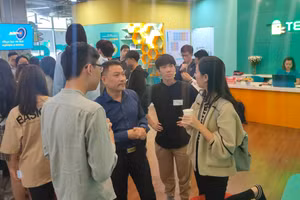 Sinh viên ngành Quản trị công nghệ giáo dục, Trường Đại học Quốc gia Hà Nội trong buổi tiếp cận EdTech.