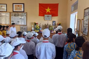 Trường TH&THCS Thụy Thanh (Thái Thụy) tổ chức ngoại khóa về Nghĩa trang 21/10. Ảnh: Phòng GD cung cấp 