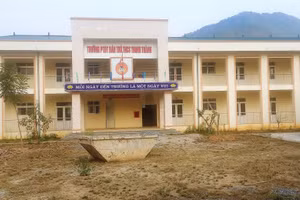 Sân của Trường PTDTBT - THCS Trung Thành chưa hoàn thành. 