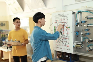 Giờ thực hành của sinh viên Trường đại học Đại Nam. Ảnh: Thế Đại