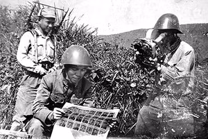 Trung tá Nguyễn Thanh Xuân (bên phải) tham gia quay phim tài liệu về anh hùng Nguyễn Viết Xuân.