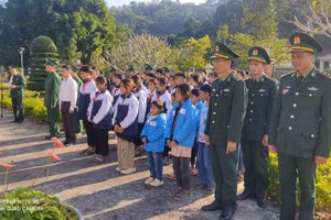 Giáo viên, học sinh Trường PTDTBT Tiểu học Leng Su Sìn trong buổi “Trải nghiệm sáng tạo giao lưu học đường”.