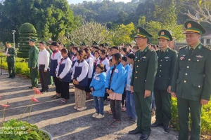 Giáo viên, học sinh Trường PTDTBT Tiểu học Leng Su Sìn trong buổi “Trải nghiệm sáng tạo giao lưu học đường”.