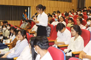 Học sinh lớp 12 đặt câu hỏi tại buổi tư vấn, hướng nghiệp tại Trường ĐH Cửu Long. 