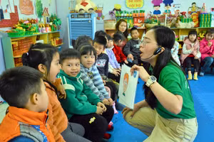 Học sinh Trường Mầm non 20/10, TP Điện Biên Phủ trong giờ học làm quen tiếng Anh.