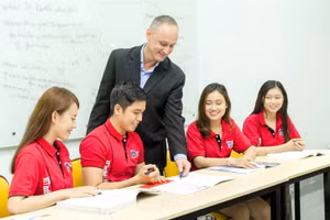 Việc tuyển dụng giảng viên nước ngoài còn gặp khó vì vướng nhiều quy định. Ảnh: INT