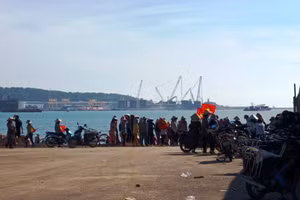 Nhiều người dân ở xã Hải Hà tập trung để phản đối việc xây dựng cảng container.