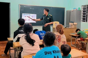 Thiếu tá Ngô Minh Đức nỗ lực xóa mù chữ cho bà con nhân dân tổ Bàu Đỉa. 