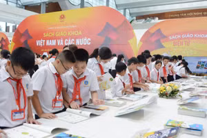 Học sinh tham quan triển lãm sách giáo khoa năm 2022. 