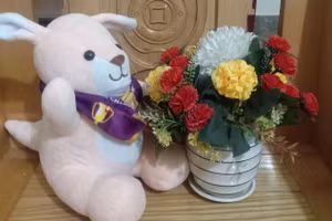 “Mỗi khi bá cảm thấy mệt mỏi, cô đơn, cháu mong bá nhớ tới món quà nhỏ - chú Kangaroo sẽ mang đến cho bá những điều may mắn...”. Ảnh: Lê Tuấn Kiệt 