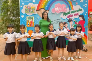 Mức lương đối với đội ngũ nhà giáo vẫn còn thấp so với nhu cầu thực tế của cuộc sống. Ảnh minh họa