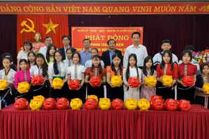 Cán bộ, công chức huyện Nậm Pồ hưởng ứng phong trào “Tiết kiệm hai nghìn đồng mỗi ngày cho giáo dục”.