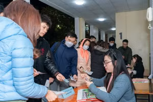 Phụ huynh xếp hàng dài để mua hồ sơ cho con tại Trường Marie Curie.