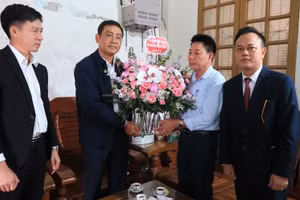 Thầy Chu Thế Hùng (thứ 2 từ phải sang) - Hiệu trưởng Trường Tiểu học Trường Thọ (Hải Phòng) xúc động trước sự quan tâm, thăm hỏi của lãnh đạo ngành Giáo dục. Ảnh: Nguyễn Dịu