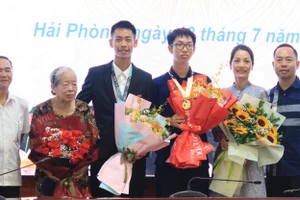 Thịnh và Hưng (ở giữa) cùng gia đình trong Lễ biểu dương khen thưởng của thành phố Hải Phòng.