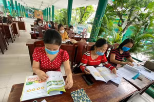 Giáo viên Trường Tiểu học Núi Thành tham gia thẩm định, lựa chọn sách ở cấp trường. Ảnh: NTCC 