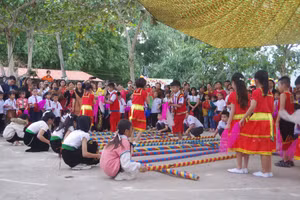 Học sinh Trường Tiểu học Nậm Tăm múa sạp tại Ngày hội.