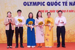 Thầy Phùng Ngọc Thành (thứ 2 từ trái sang) cùng giáo viên Trường THPT chuyên Phan Bội Châu có học sinh quốc tế được lãnh đạo tỉnh Nghệ An khen thưởng. Ảnh: T.G