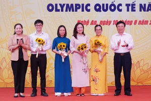 Thầy Phùng Ngọc Thành (thứ 2 từ trái sang) cùng giáo viên Trường THPT chuyên Phan Bội Châu có học sinh quốc tế được lãnh đạo tỉnh Nghệ An khen thưởng. Ảnh: T.G