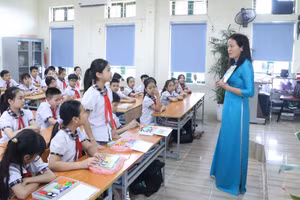 Tiết học môn Kỹ thuật của cô Bích Loan với các em học sinh lớp 4A4 Trường Tiểu học Quang Trung (TX Sơn Tây, Hà Nội). Ảnh: TG