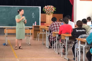 Cô Đinh Thị Thái Hà trong giờ dạy.
