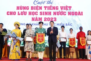 Trao giải Cuộc thi hùng biện tiếng Việt cho lưu học sinh nước ngoài tại Trường ĐH KHXH&NV – ĐHQGHN. Ảnh: TG