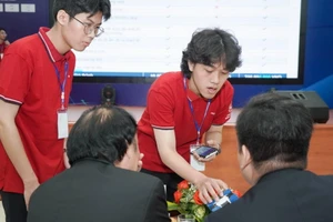 Nhóm sinh viên thuyết trình dự án tại SV STARTUP 2023.