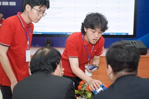 Nhóm sinh viên thuyết trình dự án tại SV STARTUP 2023.