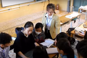 Cô Nguyễn Thị Dung và học trò Trường THPT Sơn Động 1.