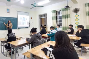 Cô giáo Ong Thị Thắm, Trường THCS thị trấn Văn Quan, tỉnh Lạng Sơn, dạy 3 tiết Tiếng Anh hàng tuần. Ảnh: NVCC