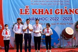 Trường THCS Tân Châu (Khoái Châu, Hưng Yên) trao tặng các suất quà cho học sinh trong Lễ khai giảng năm 2022. Ảnh: NTCC
