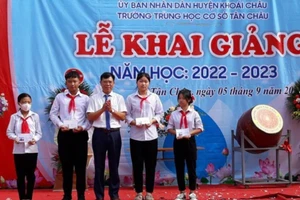 Trường THCS Tân Châu (Khoái Châu, Hưng Yên) trao tặng các suất quà cho học sinh trong Lễ khai giảng năm 2022. Ảnh: NTCC