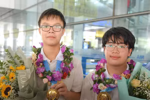 Ngô Quý Đăng (phải) và Phạm Việt Hưng (trái) giành Huy chương Vàng Olympic Toán quốc tế 2022. 