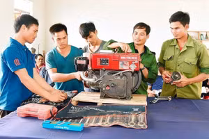Người dân xã HNol (huyện Đak Đoa, tỉnh Gia Lai) học nghề sửa chữa máy nổ và máy cày công suất nhỏ. Ảnh: Đức Thụy