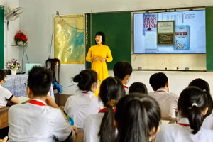 Cô Nguyễn Ngọc Thủy, Trường THCS Phan Chu Trinh (TP Buôn Ma Thuột, Đắk Lắk) trong tiết dạy ứng dụng công nghệ thông tin.