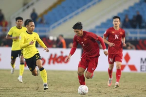 Văn Hậu (5) trong trận Việt Nam gặp Malaysia tại AFF Cup 2022.