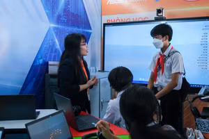 Học sinh Hậu Giang trải nghiệm ứng dụng công nghệ thông tin trong học tập.