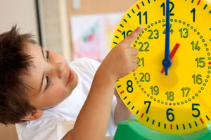 Cha mẹ cần hướng dẫn để trẻ tự giác thức dậy đúng giờ. Ảnh minh họa.