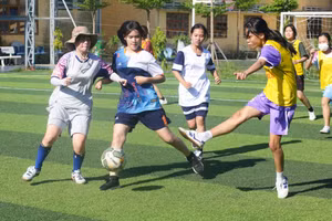 Giải bóng đá tình nguyện viên Hoa phượng đỏ do Trường THPT Hoàng Hoa Thám (Đà Nẵng) đăng cai tổ chức. 