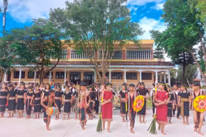 Đội chiêng của Trường PTDTBT THCS Hai Bà Trưng đang tập luyện.