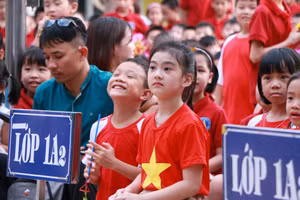 Học sinh tiểu học tại Hà Nội trong một hoạt động tập thể dưới cờ.