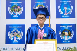 Nguyễn Văn Thiên Triết chụp hình lưu niệm tại Lễ tốt nghiệp.