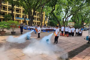 Công an quận Bắc Từ Liêm (Hà Nội) tập huấn kỹ năng PCCC và thoát hiểm cho học sinh trên địa bàn. 